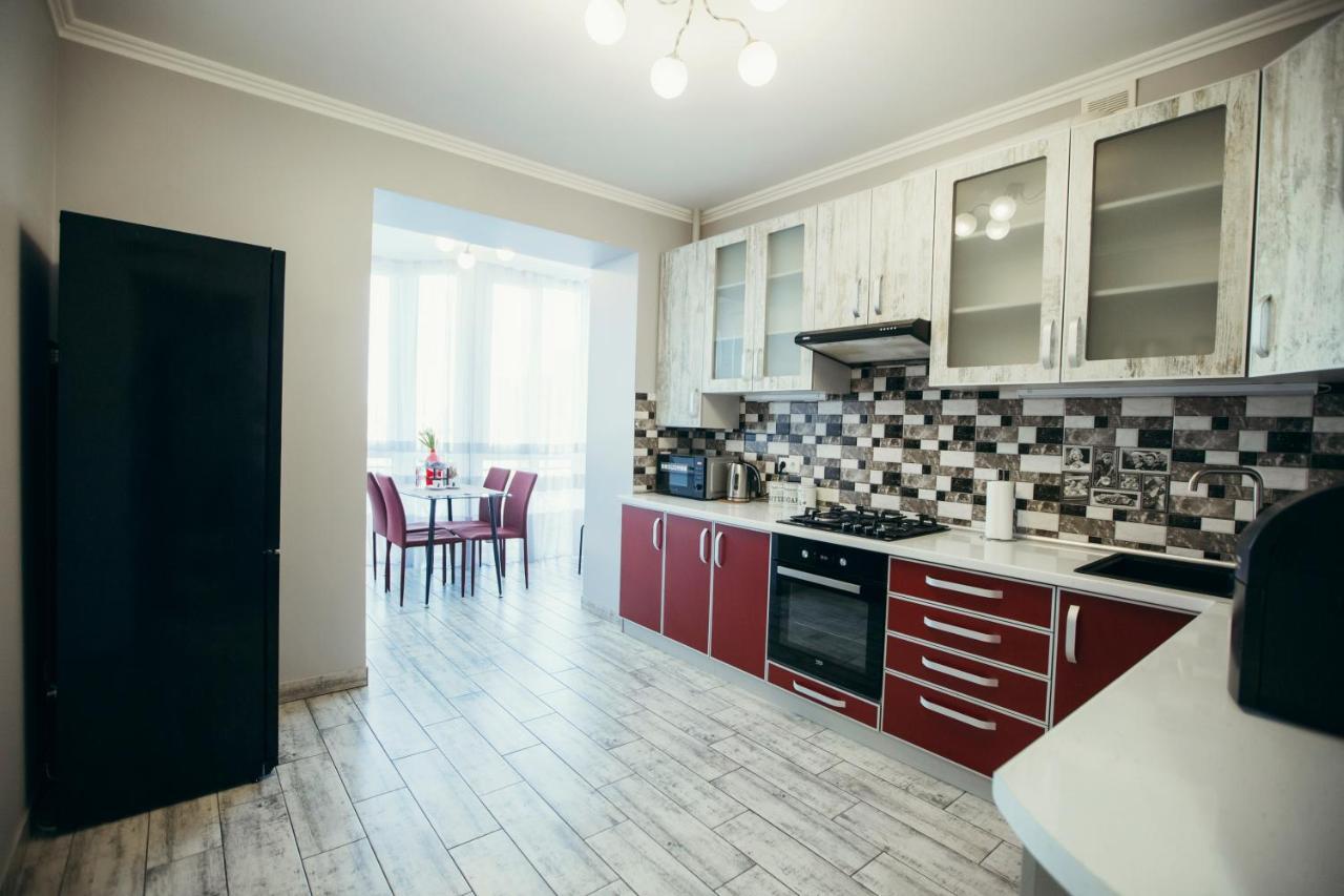 Atlant Apartments Chernivtsi Bagian luar foto